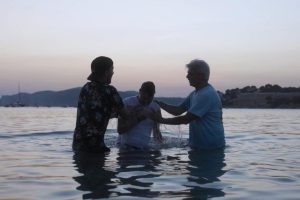 cientos-de-personas-eligen-a-cristo-en-la-zona-de-fiestas-de-mallorca,-espana