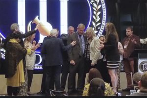 grupo-ofrece-apoyo-espiritual-a-los-congresistas-en-el-capitolio
