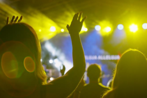 generacion-z-y-millennials-van-cada-vez-mas-a-la-iglesia,-segun-reciente-estudio