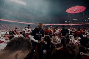 jugadores-de-nebraska-y-cincinnati-se-unieron-en-oracion-tras-partido-de-futbol-americano-universitario