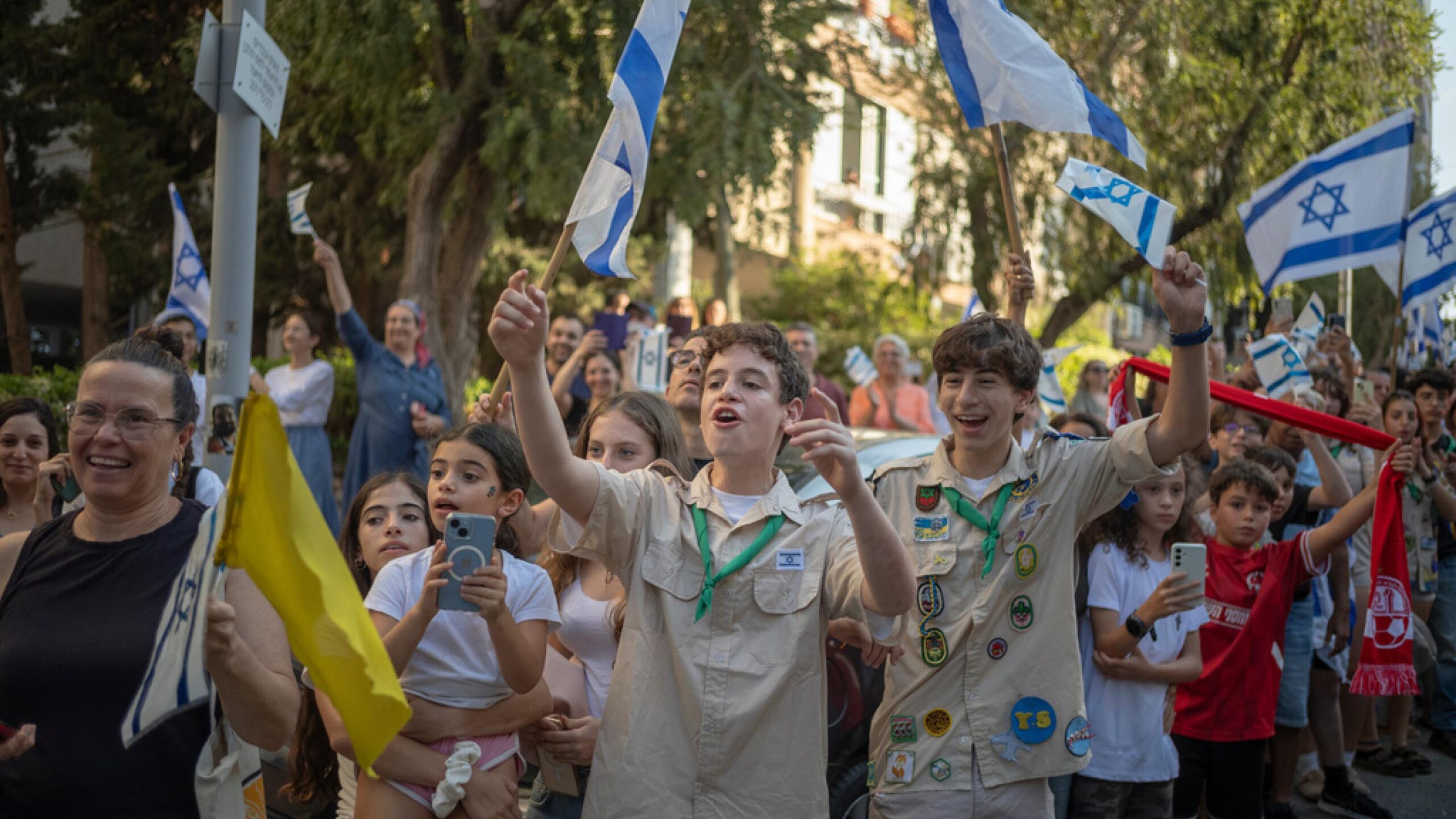 hamas-sigue-desafiando-a-trump-mientras-el-lider-libanes-senala-un-cambio-hacia-israel-y-sus-ciudades-acogen-a-los-rehenes.