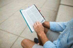 jovenes-cristianos-que-leen-la-biblia-en-secreto-sufren-persecucion-en-china