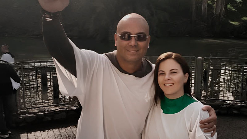 El artista urbano Wisin se bautiza en el Río Jordán y da un paso público de fe en Israel