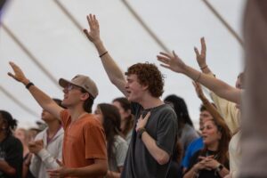 mas-de-1.000-estudiantes-participan-en-avivamiento-en-universidad-de-texas;-decenas-responden-al-llamado-de-cristo