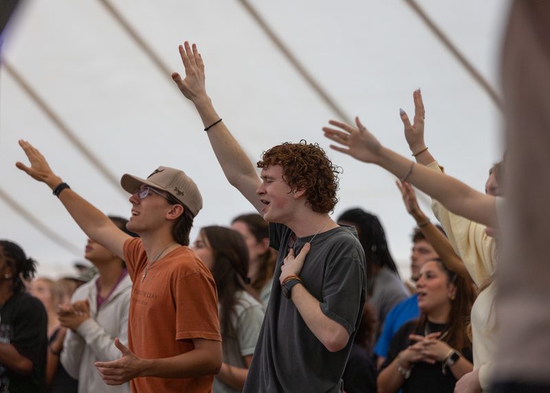 mas-de-1.000-estudiantes-participan-en-avivamiento-en-universidad-de-texas;-decenas-responden-al-llamado-de-cristo