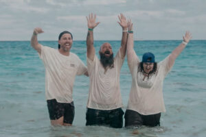 evangelismo-en-cancun:-decenas-aceptan-a-cristo-y-son-bautizados-en-el-mar