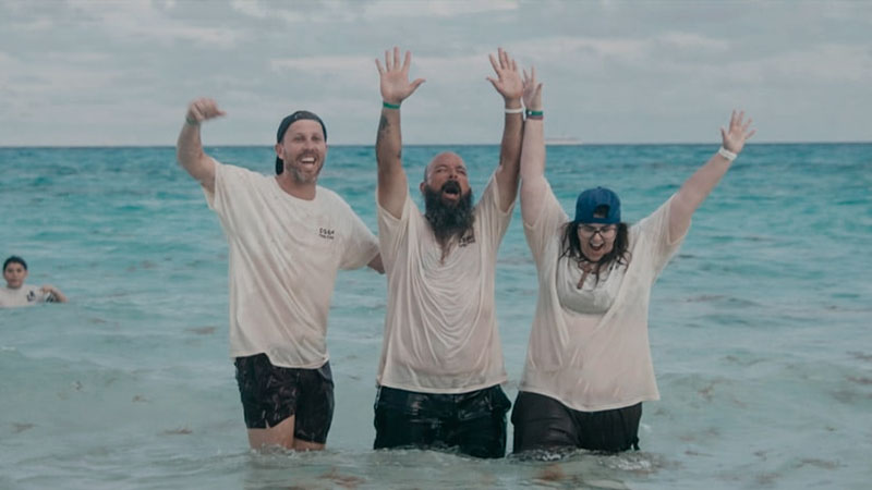 evangelismo-en-cancun:-decenas-aceptan-a-cristo-y-son-bautizados-en-el-mar