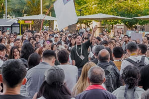 evangelismo-urbano-en-chile:-cientos-de-jovenes-proclaman-a-jesus-en-el-corazon-de-santiago