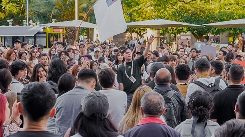evangelismo-urbano-en-chile:-cientos-de-jovenes-proclaman-a-jesus-en-el-corazon-de-santiago